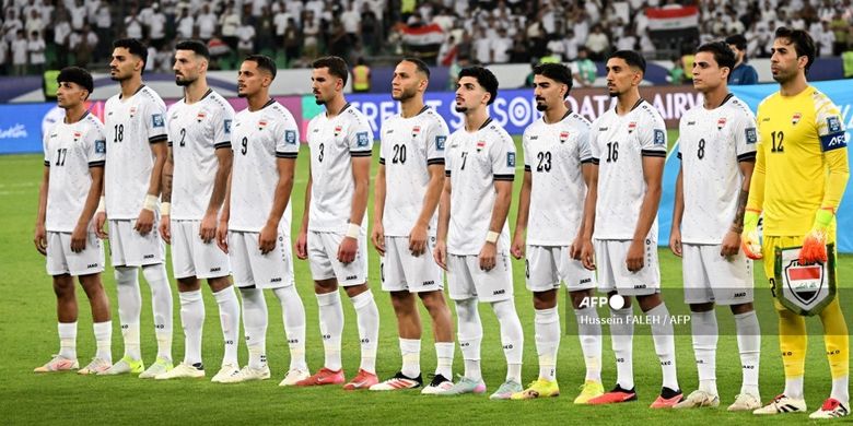 Para pemain Timnas Irak berdiri menyanyikan lagu kebangsaan menjelang pertandingan sepak bola Kualifikasi Piala Dunia FIFA 2026 Asia antara Irak dan Korea Selatan di Stadion Internasional Basra di Basra pada tanggal 5 Juni 2025.