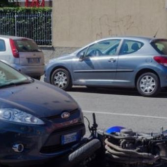 Ilustrasi sepeda motor tabrakan.