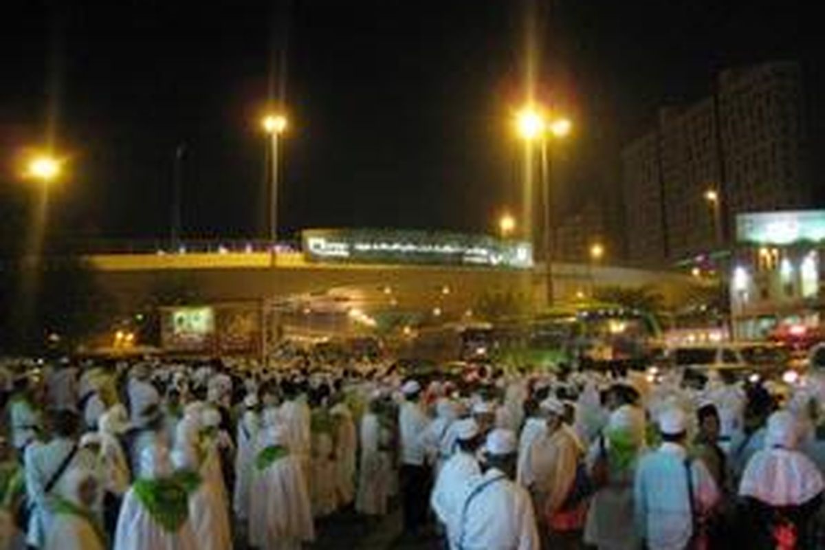 Ribuan jemaah haji Indonesia terpaksa menunggu berjam-jam untuk bisa naik bus pulang ke pemondokan sehabis shalat Isya di Masdjidil Haram.