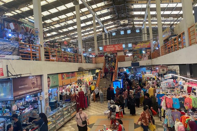 Suasana di dalam Pasar Koja Baru, Jakarta Utara pada Rabu (20/4/2023). Tidak sedikit dari mereka mengaku bahwa menjelang Lebaran merupakan momen yang berkah bagi para pedagang.