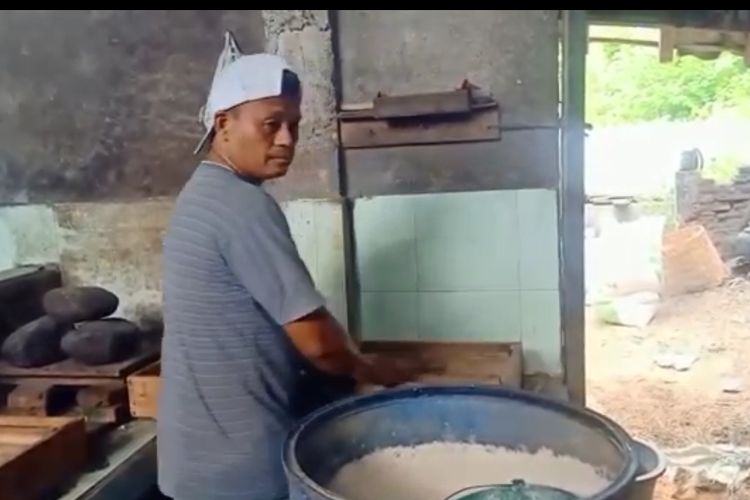 Salah satu perajin tempe di Kelurahan Pasarbatang, Kabupaten Brebes, Jawa Tengah mengeluhkan harga kedelai yang mahal, Kamis (17/2/2022). (Istimewa)