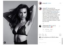 Model Cantik Emily Ratajkowski Berpose dengan Bulu Ketiak Lebat