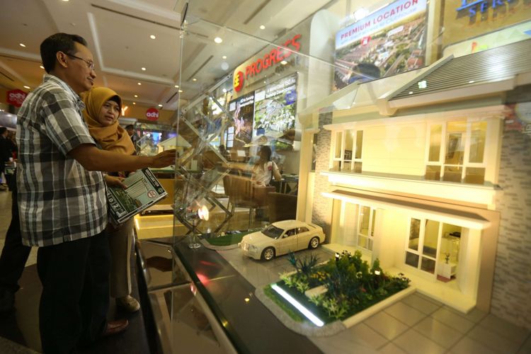 Sejumlah pengunjung memadati acara Indonesia Property Expo 2018 yang diselenggarakan oleh PT Bank Tabungan Negara (Persero) Tbk (BTN) di Jakarta Convention Center Senayan, Jakarta, Sabtu (03/02/2018). Acara pameran properti yang diikuti ratusan pengembang ini memberikan berbagai macam promo dan potongan harga dari DP 0% hingga pemberian sertifikat tanah geratis, Acara ini berlangsung dari tanggal 3-11 Februari 2018.