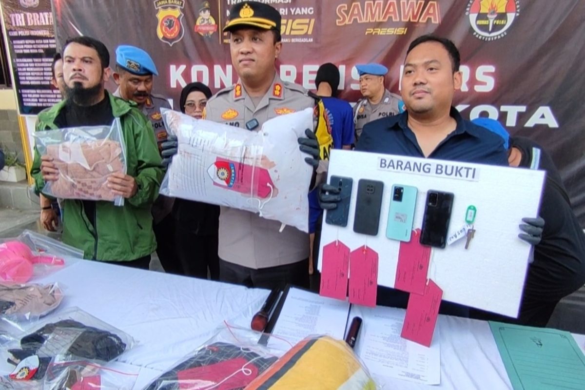 Kapolres Cirebon Kota AKBP Rano Hadiyanto bersama jajaran satreskrim menunjukan barang bukti kejahatan yang diduga dilakukan inisial C, yang mengakibatkan tewanya Anita di dalam kamar dengan kondisi penuh luka, di Mapolres Cirebon Kota, pada Jumat (10/5/2024) siang