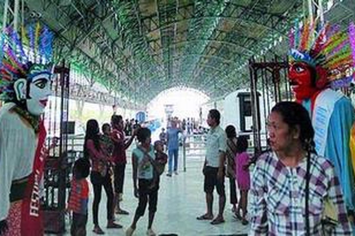 Warga memperhatikan ondel-ondel yang ikut memeriahkan Festival Kereta Api yang digelar di Stasiun Tanjung Priok, Jakarta Utara, Minggu (20/11). Selain untuk memperkenalkan salah satu destinasi wisata di Jakarta Utara, acara tersebut juga untuk mengajak warga lebih peduli terhadap sejarah perkeretaapian di Indonesia.