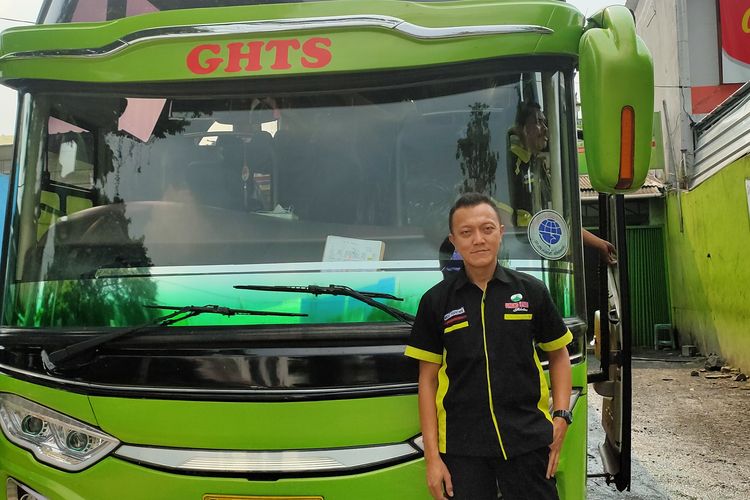 Andry, sopir bus AKAP dari PO Gunung Harta Transport Solution (GHTS)  di pool Bubulak Bogor