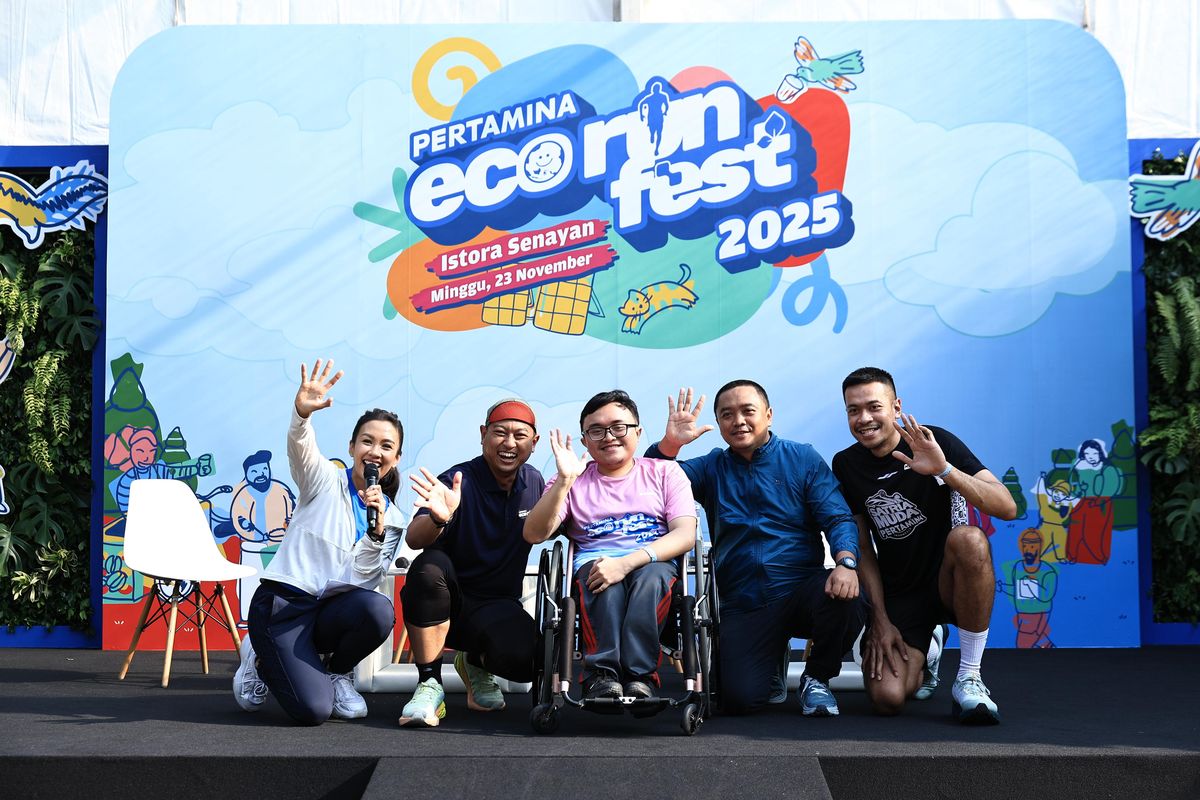Corporate Secretary PT Pertamina (Persero), Arya Paramita mengunjungi eco workshop "Re-Create" bersama Greeners sesi DIY Sachiko tote bag dalam acara Road to Pertamia Eco RunFest 2025 yang diselenggarakan di Area Gelora Bung Karno (GBK), Jakarta, Minggu, (10/08/2025).