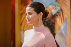 Terpeleset di Karpet Merah, Selena Gomez Bacakan Pemenang SAG Awards 2022 Tanpa Alas Kaki