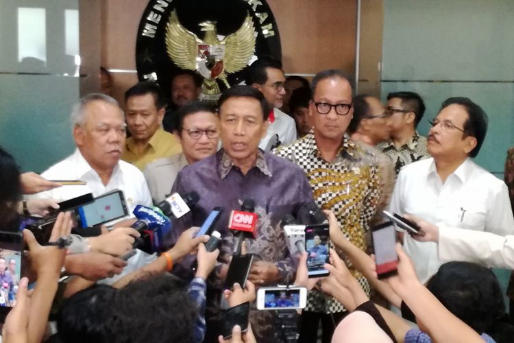 Menkopolhukam Wiranto didampingi Menteri PUPR Basuki Hadimuljono, Menteri Sosial Agus Gumiwang, dan Kepala Badan Pertanahan Nasional Sofyan Djalil di Kemenko Polhukam, Jakarta, Senin (15/10/2018) 