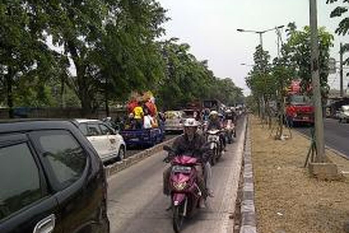 Arus lalu lintas dari Jatinegara menuju Pondok Kopi dan arah sebaliknya sudah kembali dibuka, Rabu (9/10/2013). Pengendara sepeda motor dan mobil sudah bisa melintasi jalanan tersebut, walaupun hanya satu lajur jalan yang dibuka.