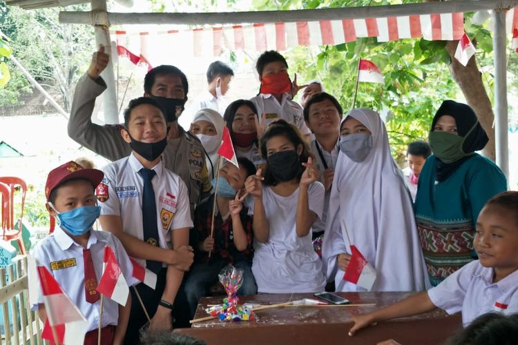 Anggota Polsek Mamajang Aiptu Paleweri mendirikan tempat belajar bagi puluhan anak miskin di Makassar. Sulawesi Selatan. Tempat belajar ini didirikan di kompleks TPU Dadi, Makassar, Sulawesi Selatan.