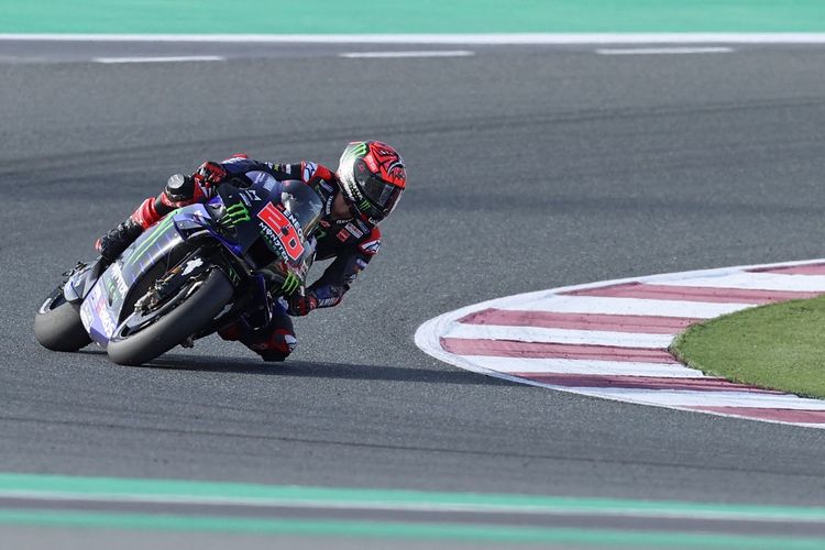 Pebalap Monster Energy Yamaha, Fabio Quartararo, saat menjalani sesi pemanasan sebelum balapan MotoGP Qatar 2021 di Sirkuit Losail, Minggu (28/3/2021). 