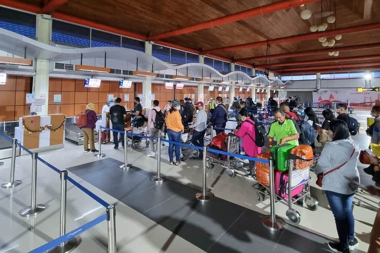 Sejumlah penumpang memasuki bandara Pattimura Ambon, Selasa (3/1/2023)
