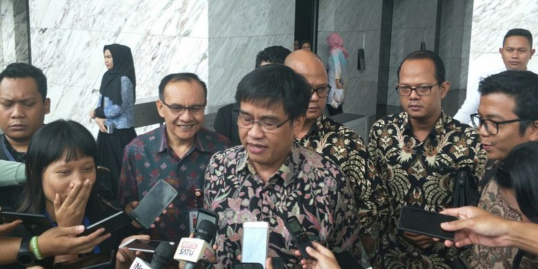 Direktur Pengaturan Perizinan dan Pengawasan Fintech Otoritas Jasa Keuangan (OJK) Hendrikus Passagi di Jakarta, Jumat (14/12/2018).