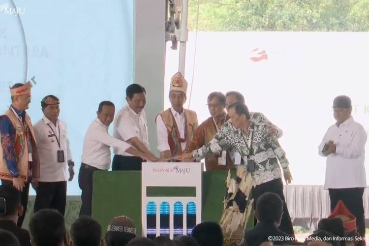 Presiden Joko Widodo meresmikan PLTA Mentarang Induk di Kabupaten Malinau, Kalimantan Utara, Rabu (1/3/2023).