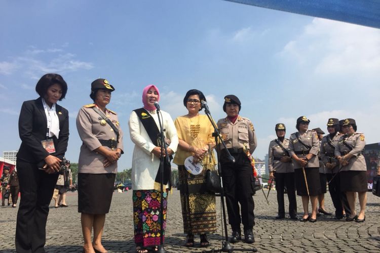 Istri Kapolri Jenderal Tito Karnavian, Tri Suswati Karnavian Saat peringatan HUT Ke-70 tahun Polisi Wanita (Polwan) di Lapangan Monumen Nasional, Jakarta, Senin (3/9/2018).