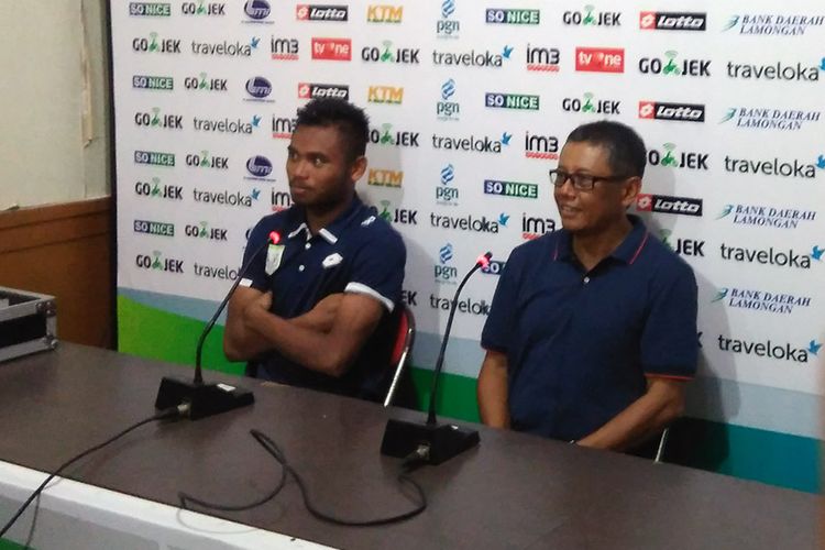 Pelatih Persela Lamongan Heri Kiswanto (kanan) dan Saddil Ramdani, selepas pertandingan kontra Arema FC, Minggu (21/5/2017) malam.