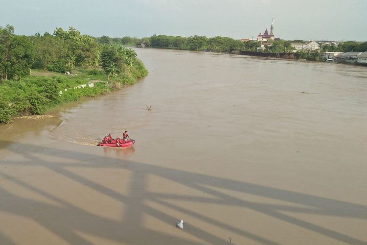 Tim gabungan masih terus berusaha melakukan pencarian korban yang lompat dari Jembatan Sembayat, Selasa (14/1/2020).