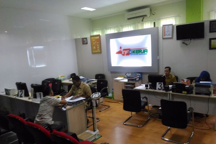 Posko pengaduan tunjangan hari raya (THR) mulai dibuka di kantor Dinas Koperasi, UKM, Tenaga Kerja, dan Transmigrasi Yogyakarta, Komplek Balai Kota Yogyakarta, Jalan Kenari, Senin (5/6/2017).