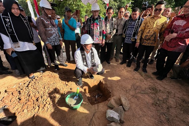 Kementerian Koperasi dan UKM (KemenKopUKM) kembali melakukan ground breaking (peletakan batu pertama) pembangunan pabrik minyak makan merah di Kabupaten Sanggau dan Kabupaten Sekadau, Kalimantan Barat (Kalbar) untuk mendorong peningkatan kesejahteraan petani sawit pada Jumat (4/10/2024).