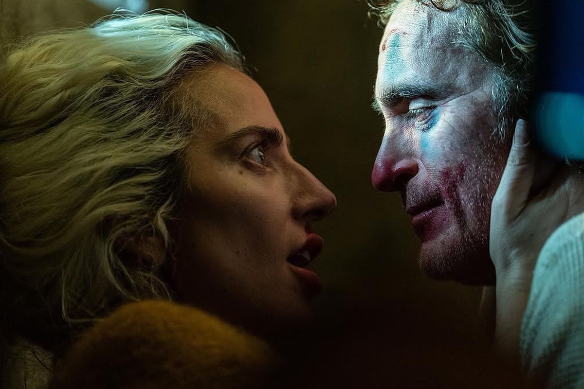 Joker (Joaquin Phoenix) dan Harley Quinn (Lady Gaga) saat memerankan perannya dalam Joker: Folie À Deux.