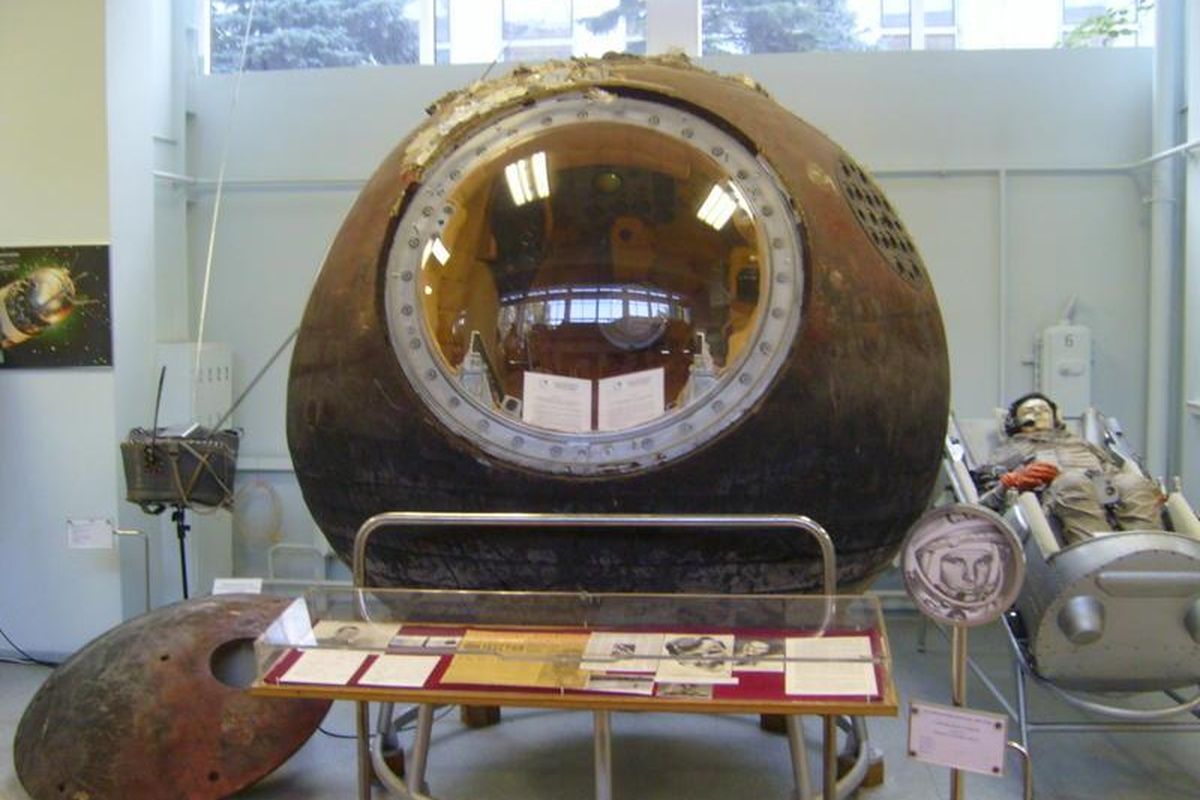 Kapsul Vostok 1 yang digunakan Yuri Gagarin saat mengorbit Bumi pada 12 April 1961 dipamerkan di Museum Energi, Moskwa.