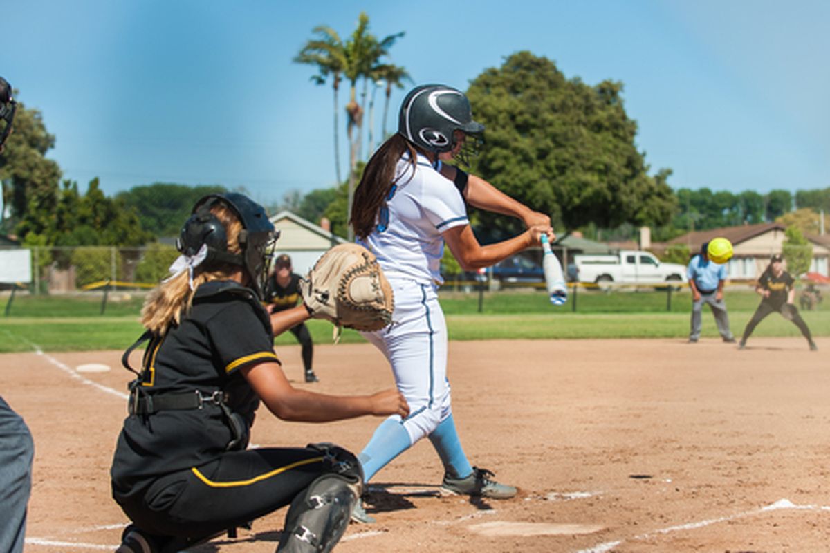 Pemain softball melakukan pukulan. Pemukul bola dalam permainan softball disebut dengan batter.