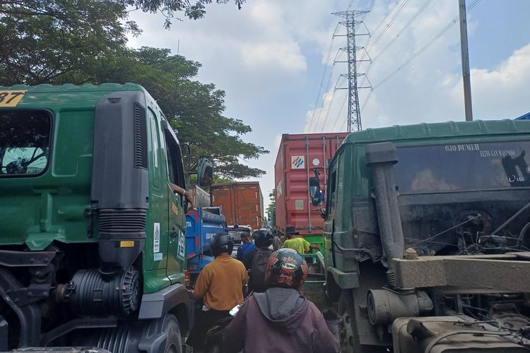 Macet Horor Siang Hari di Marunda Jakut: Mengular 3 Km, Kendaraan Nyaris Tak Bergerak