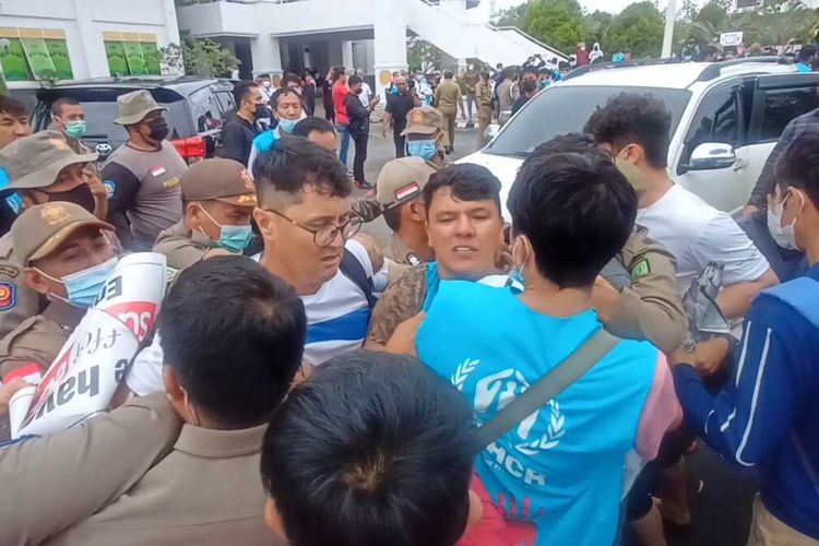 Pengungsi asal Afghanistan di Batam, Kepulauan Riau (Kepri) terlibat kericuhan dengan petugas kepolisian dan petugas Satpol PP Kota Batam, Rabu (16/2/2022).