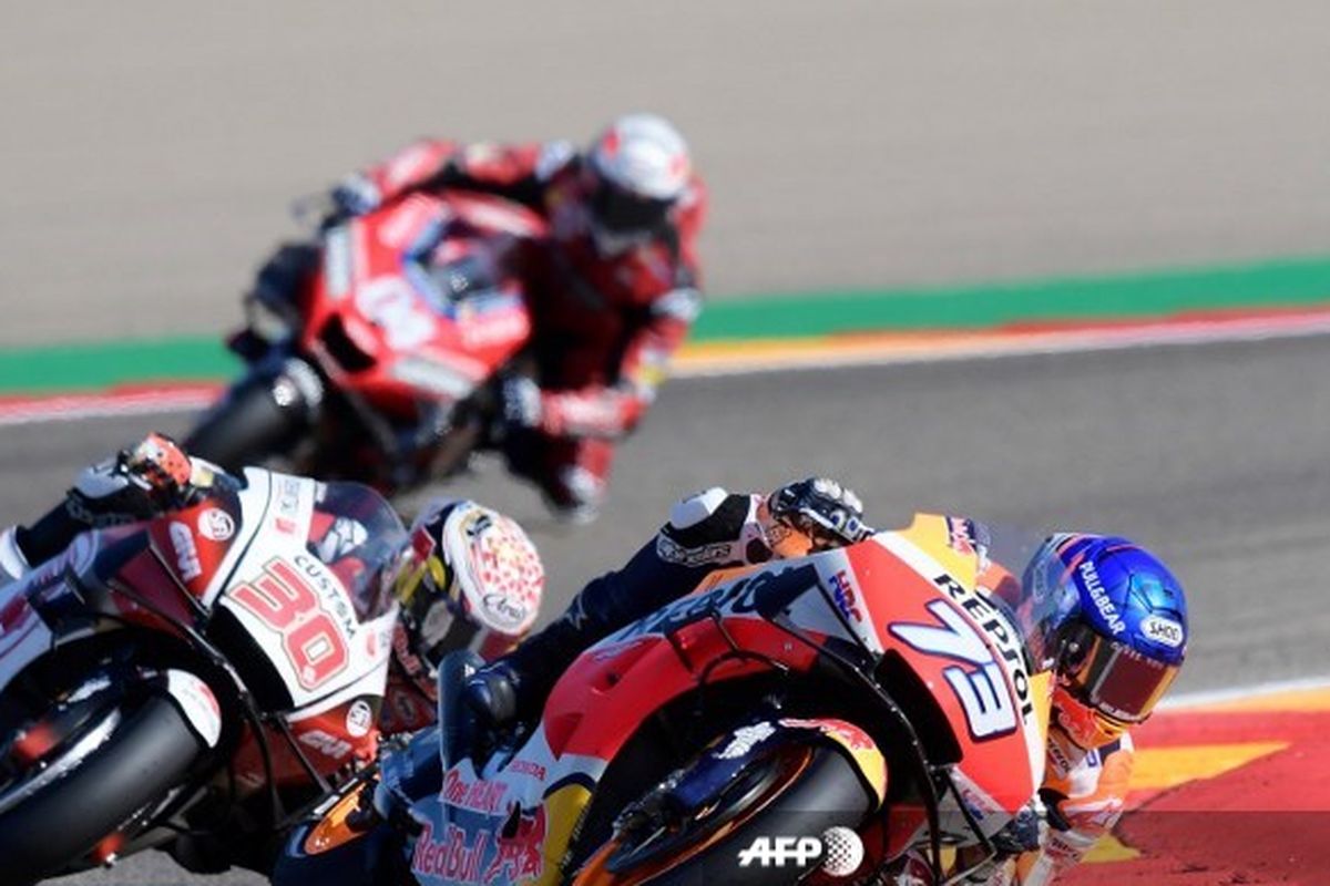 Pebalap Repsol Honda, Alex Marquez, menyalip Takaaki Nakagami (LCR Honda Idemitsu) pada balapan MotoGP Aragon, 18 Oktober 2020.