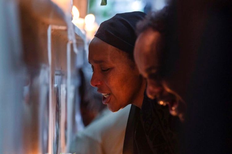 Para kerabat korban kecelakaan pesawat Ethiopia Airlines menghadiri kebaktian di Katedral Holy Trinity di Kota Addis Ababa, Ethiopia, 8 Maret 2020. Pesawat Boeing 737 MAX itu jatuh pada 10 Maret 2019 dan menewaskan seluruh 157 orang di dalamnya.