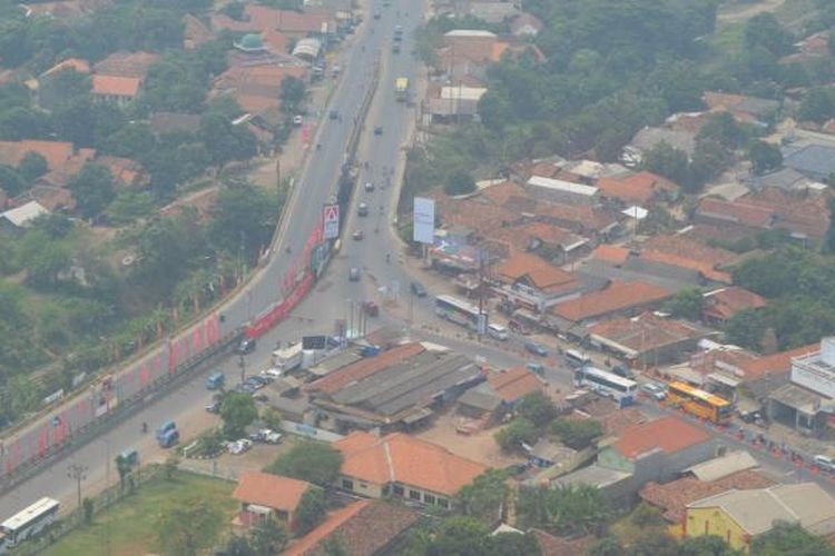 Pantauan dari udara dengan menggunakan helikopter Basarnas memperlihatkan arus mudik tampak lengang, Selasa (6/8/2013). Di simpang Jomin, Kabupaten Karawang, yang biasanya terjadi kemacetan tampak lengang pada pukul 13.30.