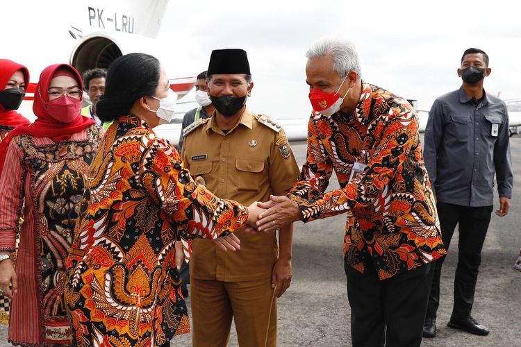 Puan Maharani disambut langsung Ganjar Pranowo saat di Bandara Adi Sumarmo Solo, pada Senin (21/11/2022).