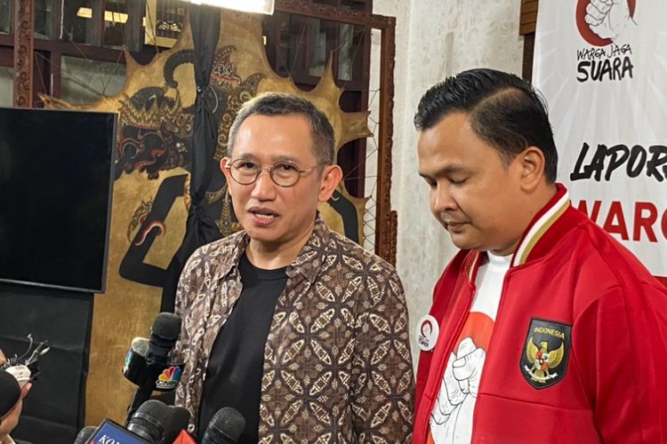 Founder dan CEO PolMark Indonesia Eep Saefulloh Fatah (kiri) meminta masyarakat untuk mengawal perhitungan suara pada Pemilu 2024. Hal itu disampaikan Eep saat melaunching aplikasi “Warga Jaga Suara” di Pulau Dua Resto, Senayan, Jakarta, Jumat (9/2/2024).