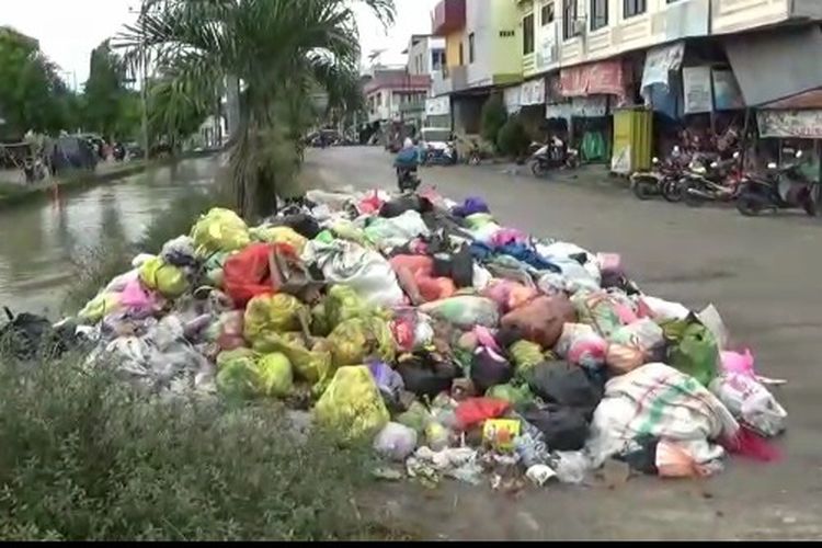 Sampah yang menumpuk jalanan di Kabupaten Polewali Mandar, Sulawesi Barat.