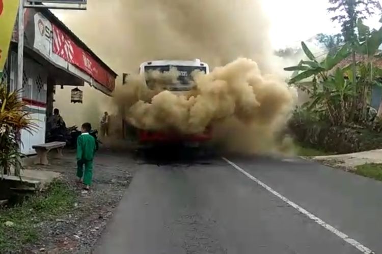 Bus pariwisata yang membawa rombongan peziarah asal Bogor terbakar di Jalur Cirebon-Ciamis, tepatnya di Kecamatan Panawangan, Kabupaten Ciamis, Minggu (15/12/2019).