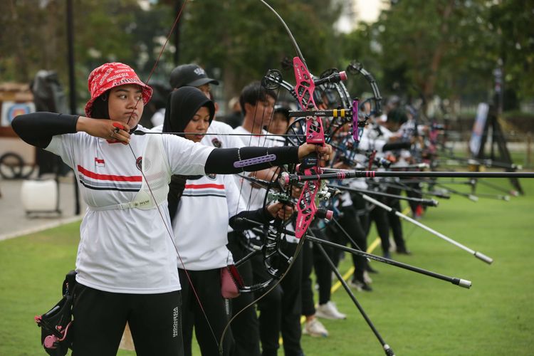 Atlet pannahan Indoesia berlatih di Lapangan Panahan, Gelora Bung Karno, Jumat (14/04/2023). PB Perpani melepas kontingen Indonesia yang akan berlaga di Hyundai Archery World Cup Stage I (AWCS), di Antalya, Turki.