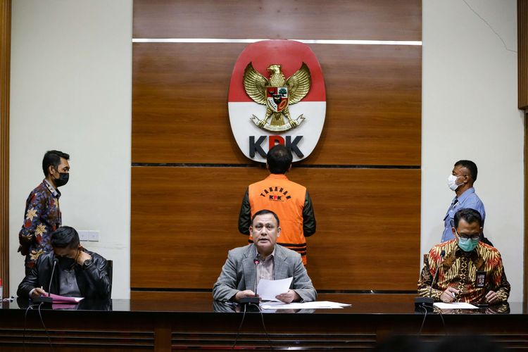 Ketua KPK, Firli Bahuri menggelar jumpa pers terkait penahanan Wakil Ketua DPR, Azis Syamsuddin di Gedung Merah Putih KPK, Kuningan, Jakarta, Sabtu (25/9/2021). Azis Syamsuddin ditetapkan tersangka dugaan kasus suap dana alokasi khusus (DAK) di Lampung Tengah.