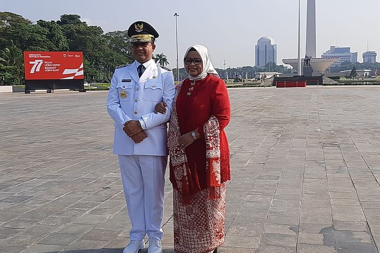 Potret Gubernur DKI Jakarta Anies Baswedan Ingin Foto dengan Sang Istri di HUT ke-77 RI di Plaza Selatan Monas, Jakarta Pusat, Rabu (17/8/2022)
