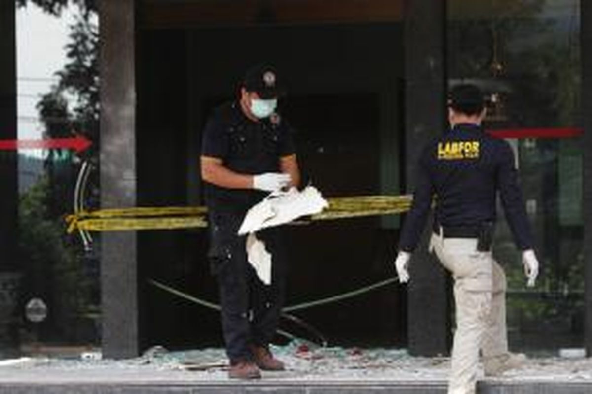 Tim Puslabfor melakukan olah tempat kejadian perkara (TKP) terjadinya ledakan di Gedung Multi Piranti Graha, Duren Sawit, Jakarta Timur, Senin (16/11/2015). Ledakan yang menghancurkan kaca depan gedung dan melukai seorang penjaga keamanan ini diduga berasal dari granat tangan.