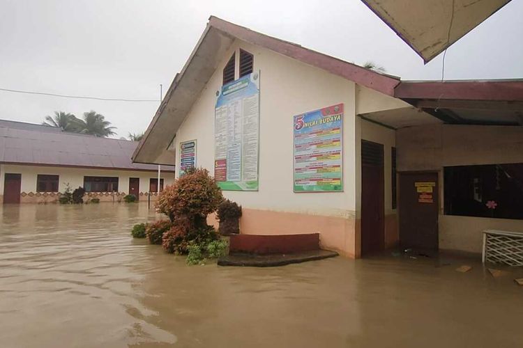 Salah satu sekolah di Kilometer 1, Kecamatan Lhoksukon, Aceh Utara, terendam banjir pada Minggu (27/2/2022).