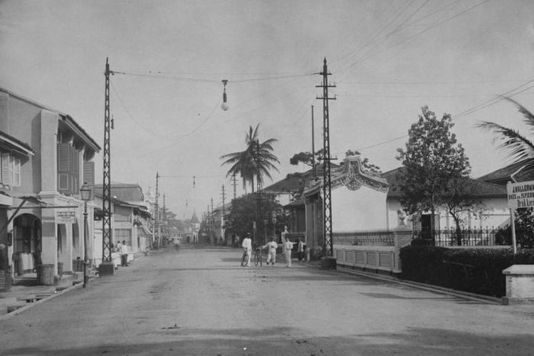 Foto toko buku dan kertas Hallerman di Kesawan yang diambil antara tahun 1900-1930