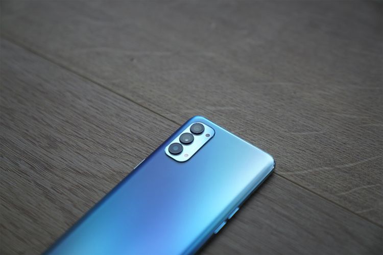 Tampilan belakang OPPO Reno4 yang fashionable. 