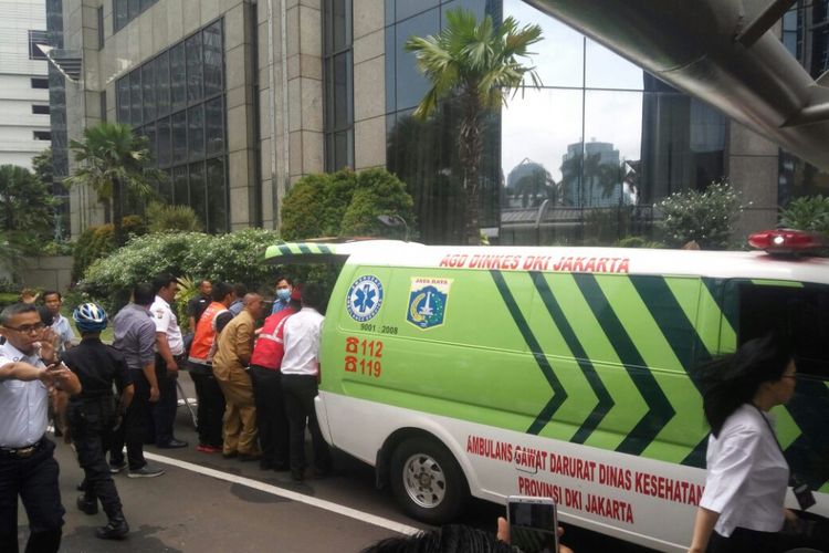 Ambulans membawa korban luka akibat runtuhan lantai di Tower 2 Gedung Bursa Efek Indonesia, Selasa (15/1/2018).