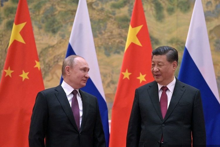 Presiden Rusia Vladimir Putin (kiri) dan Presiden China Xi Jinping berpose selama pertemuan mereka di Beijing, pada 4 Februari 2022. 