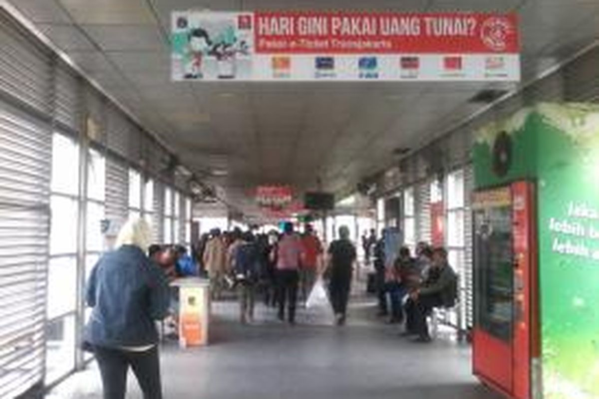 Halte Busway Harmoni, Gambir Jakarta Pusat. Pada Selasa (21/1/2014) telah terjadi tindak pelecehan seksual terhadap seorang penumpang yang dilakukan oleh empat petugas transjakarta.