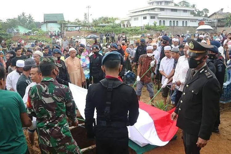 Suasana pemakaman Bharatu Supian, satu dari dua anggota Brimob Polda Kalsel yang gugur saat bertugas di Mimika, Papua. 