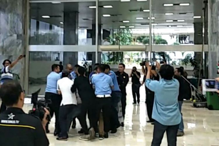 Sekelompok orang diamankan Pamdal ketika berdemo di dalam Kompleks Parlemen Senayan, Jakarta, Kamis (18/1/2018). Mereka menolak Bambang Soesatyo menjadi Ketua DPR.