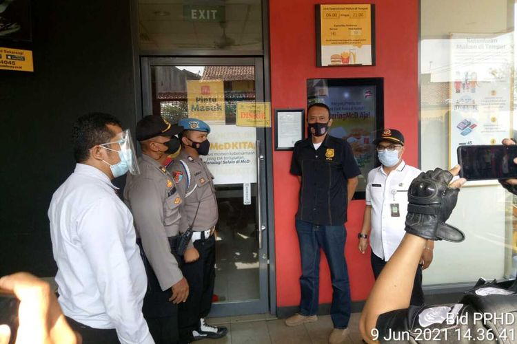 Satpol PP Kota Bandung menyegel 2 gerai McDonald's akibat keramaian yang ditimbulkan saat promosi kolaborasi antara McDonald's dan boy band Korea, BTS, yakni menu BTS Meal, Rabu (9/6/2021).