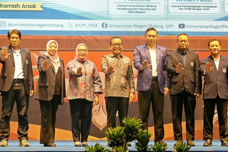 Peringatan Hari Anak Nasional ke-41 yang diselenggarakan di Graha Cakrawala Universitas Negeri Malang turut dihadiri Menteri Koordinator (Menko) Bidang Pembangunan Manusia dan Kebudayaan (PMK) Pratikno serta Menteri Pemberdayaan Perempuan dan Perlindungan Anak (PPPA) Arifatul Choiri Fauzi. 